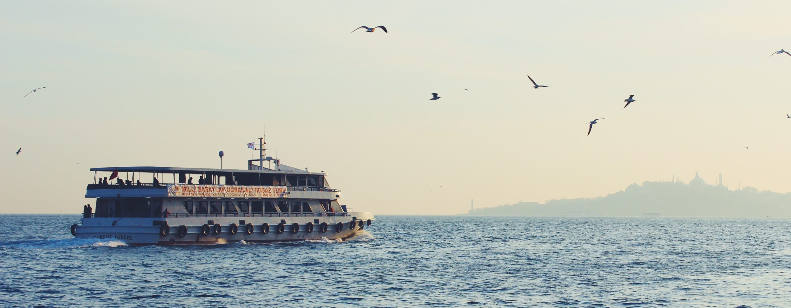 İSTANBUL ANADOLU YAKASINDA DENİZ MANZARALI